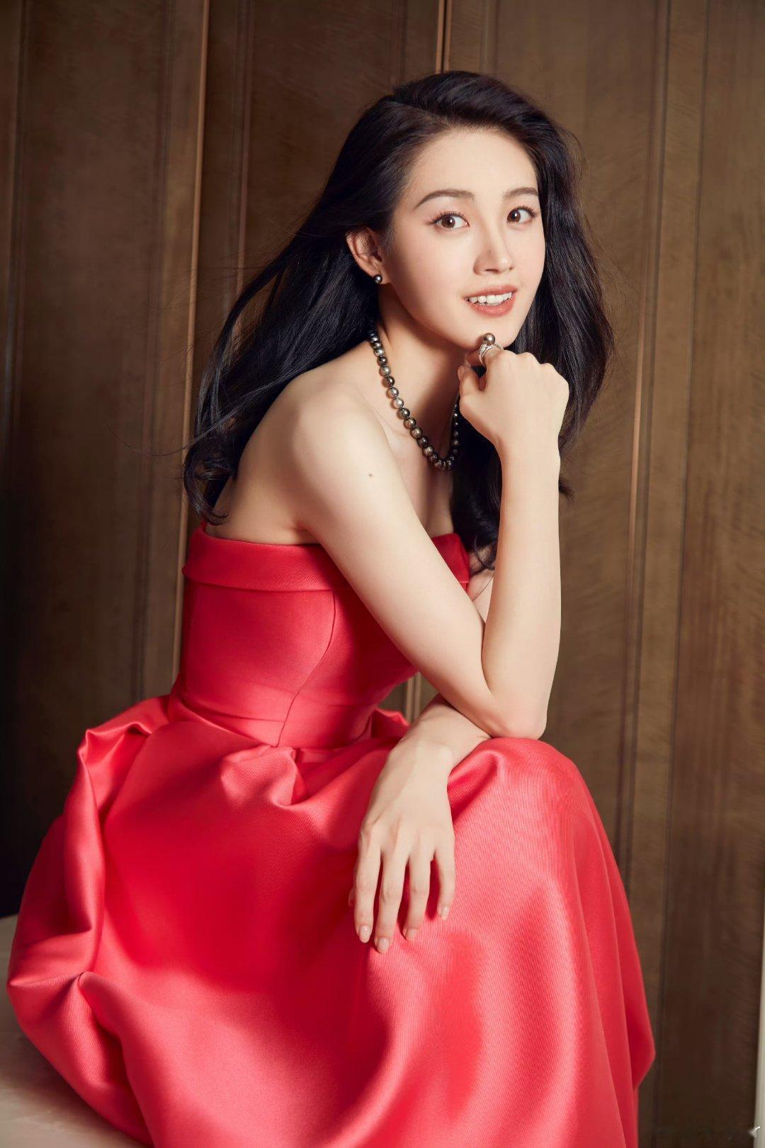 郭宇欣红色抹胸礼服完全是阳光明媚的代名词啊！郭宇欣这套红色抹胸礼服好漂亮啊啊啊