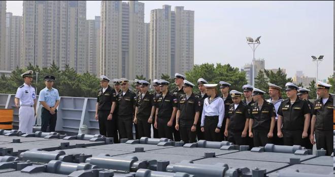 站在052D的垂发前，俄罗斯海军没有一个笑的。

7月8号中俄“海上联合-202