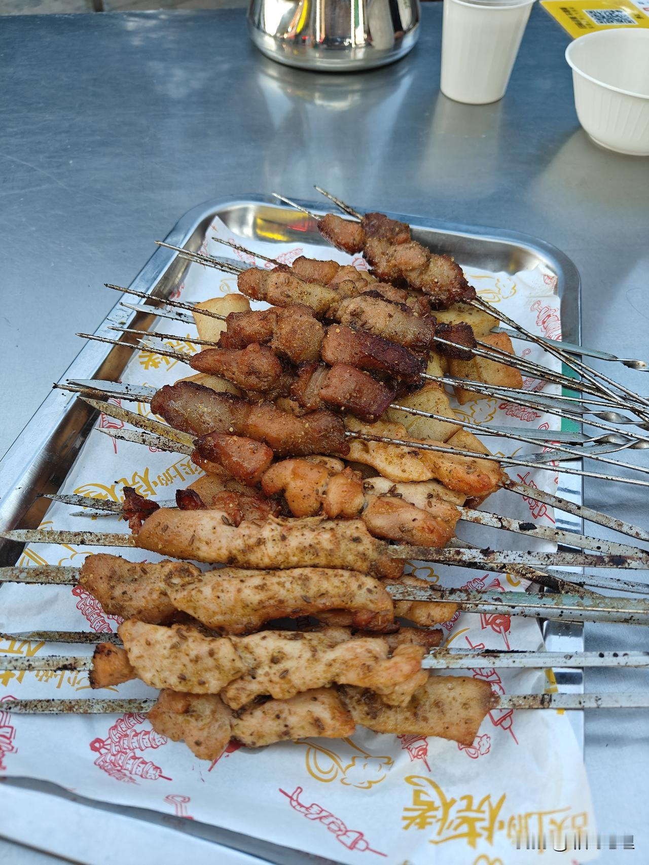 周末加班，眼睁睁看着同事在绿化带吐的哗哗的！早饭都吐干净了！还得继续工作！

班