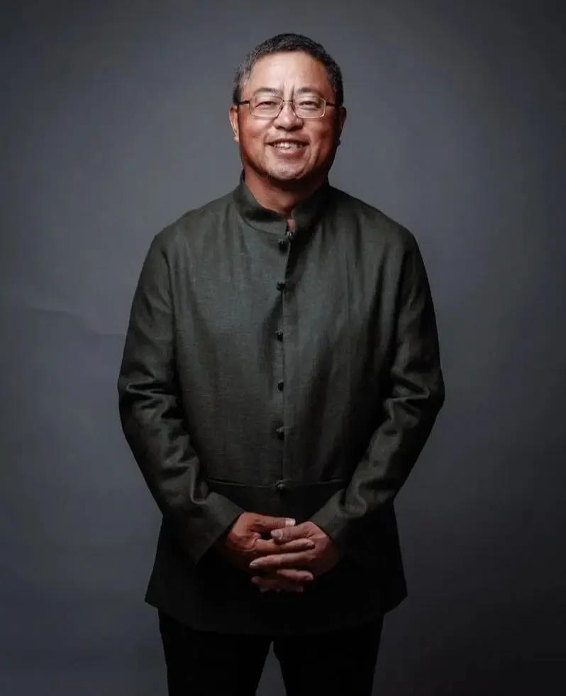 继于东来之后，又一个老同志下场挑衅董宇辉了，说得甚至更狠。他说如果全是董宇辉这样