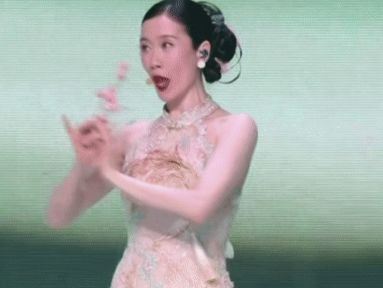 李小冉温峥嵘给AI电影唱OST吧 温峥嵘唱得像机器人卡带，李小冉唱得像AI在学习