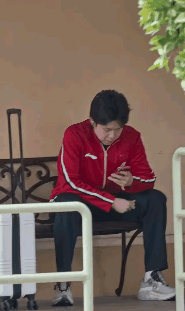 迷糊莎变成了迷糊钦，
迷糊这事是会传染的吗？
是忘了拿牌吗？
29号上训小牛和楚