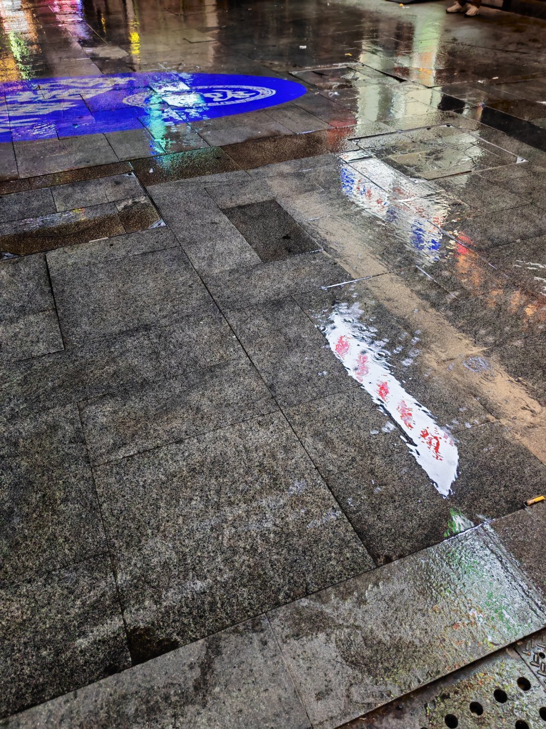 随手拍 下雨了  好凉快 可是怎么回家呢？  ​​​