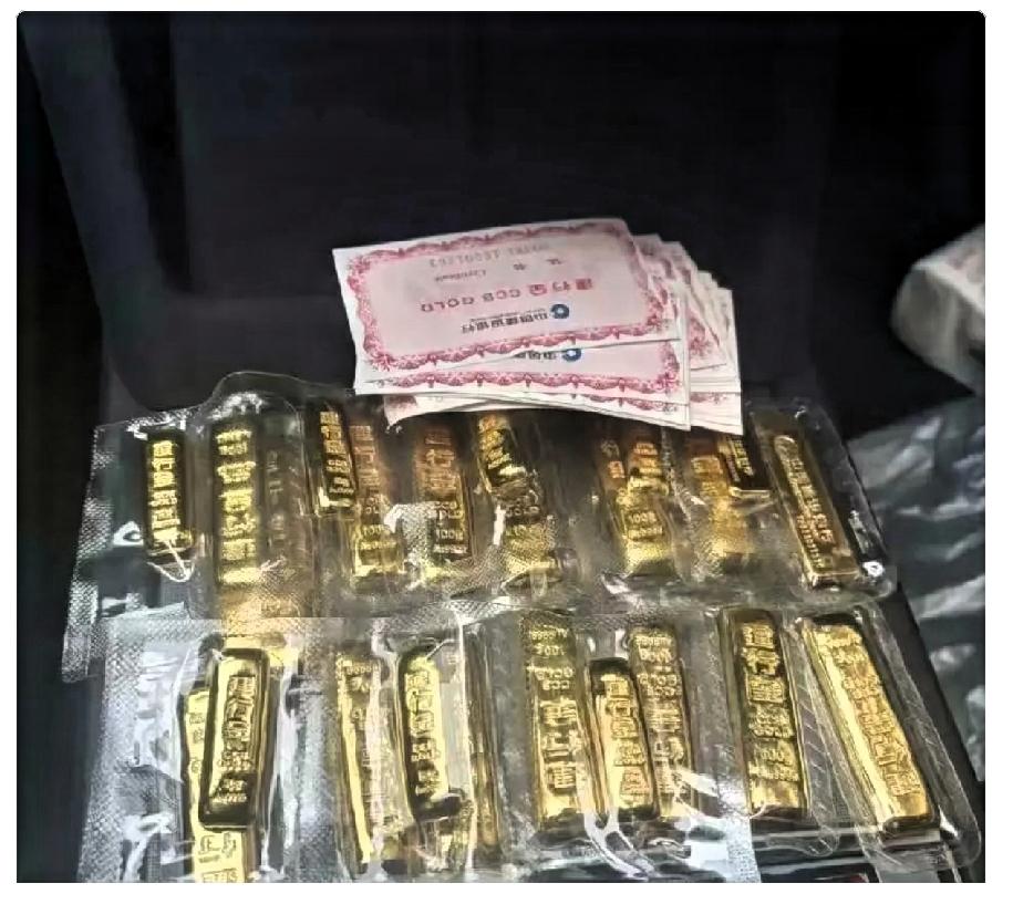 大量持有黄金的人，
这次真要彻底坐不住了！

8月20日，不是黄金跌了，而是金价