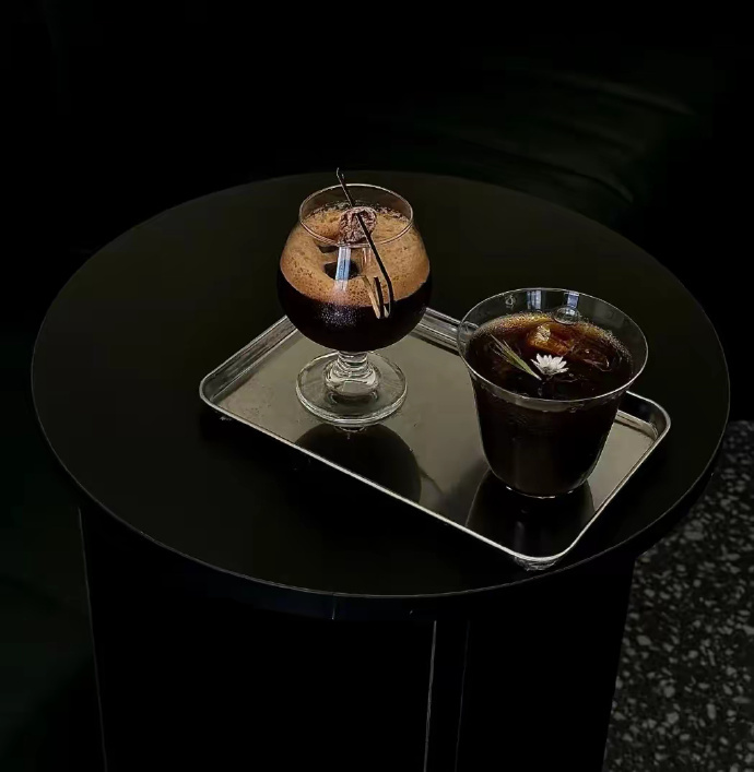 生活就像一杯酒，              第一口呛，第二口辣，        