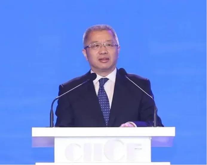 中国联通集团总经理简勤“补完”最后一课 再添职务新头衔。近日，中国联通香港上市公