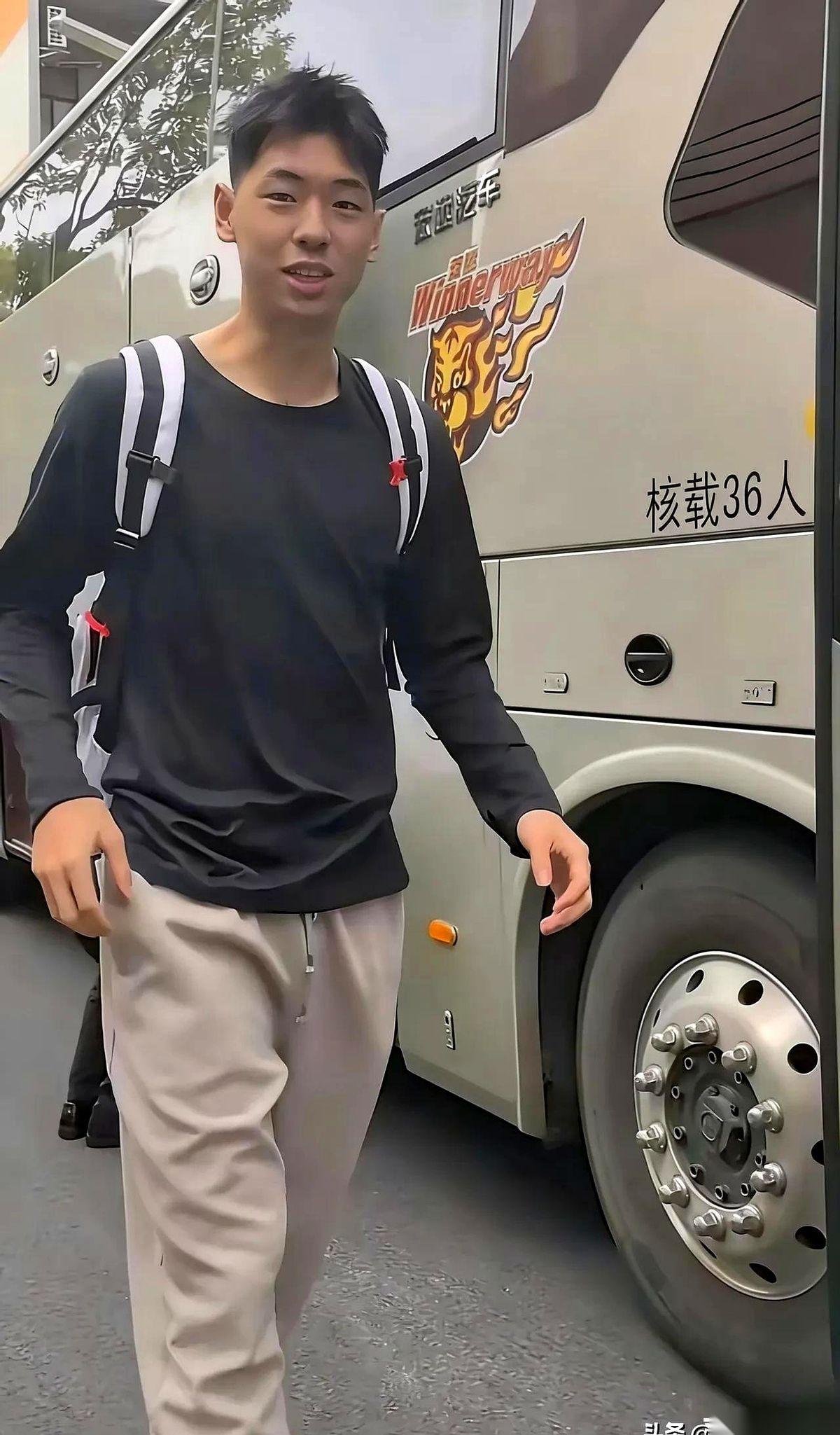 我跟你说，真的，就这赛季，提到张皓嘉这名字，我拳头都硬了。那叫一个折磨！但现在好