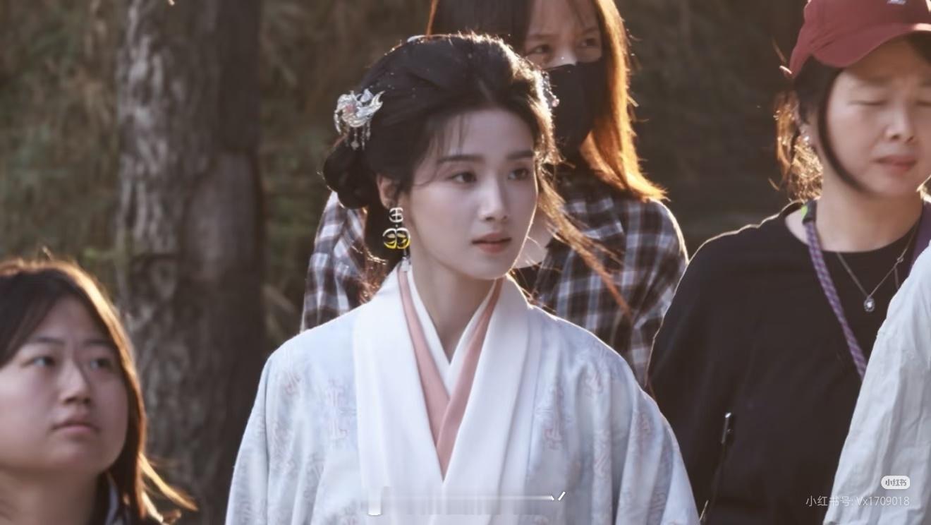 白月光来的其实衣服花纹也不是必须要有。。。 ​​​