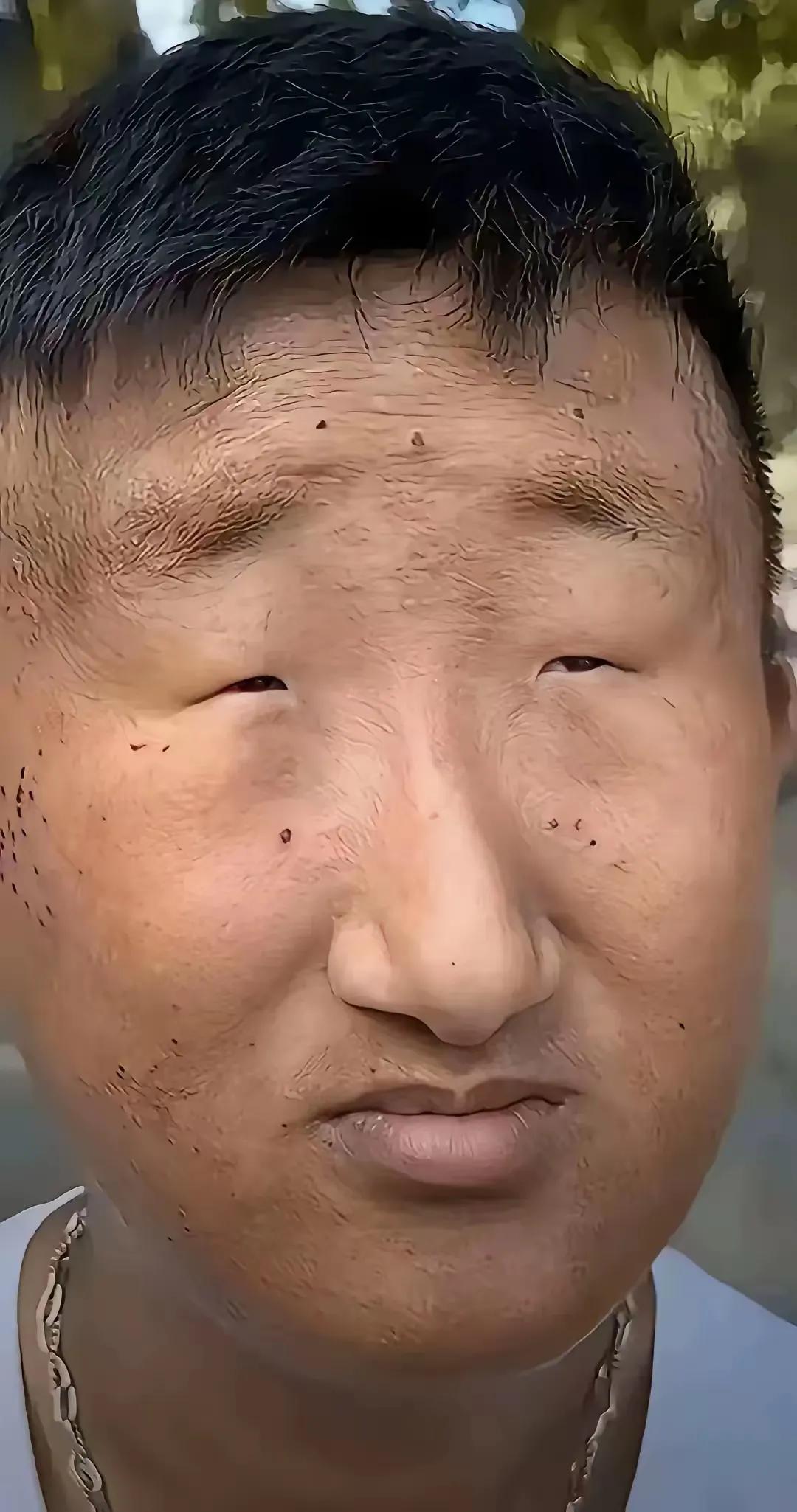 这张脸太有特色了，面积太不大，分布的还极不合理，鼻子居中很挺拔直插云霄，和嘴巴一