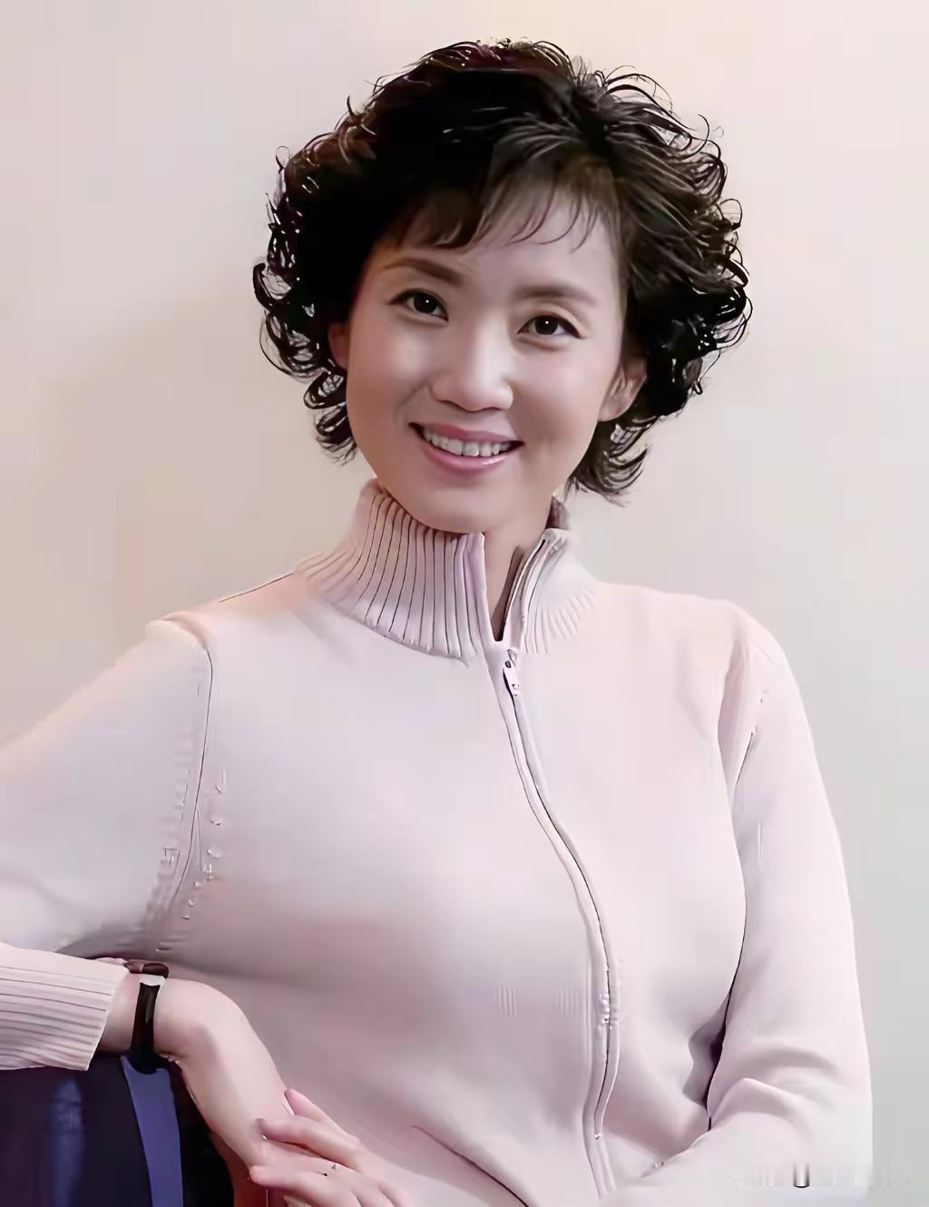 美丽更年轻，
央视李修平。
连播她主持，
已过花甲龄。