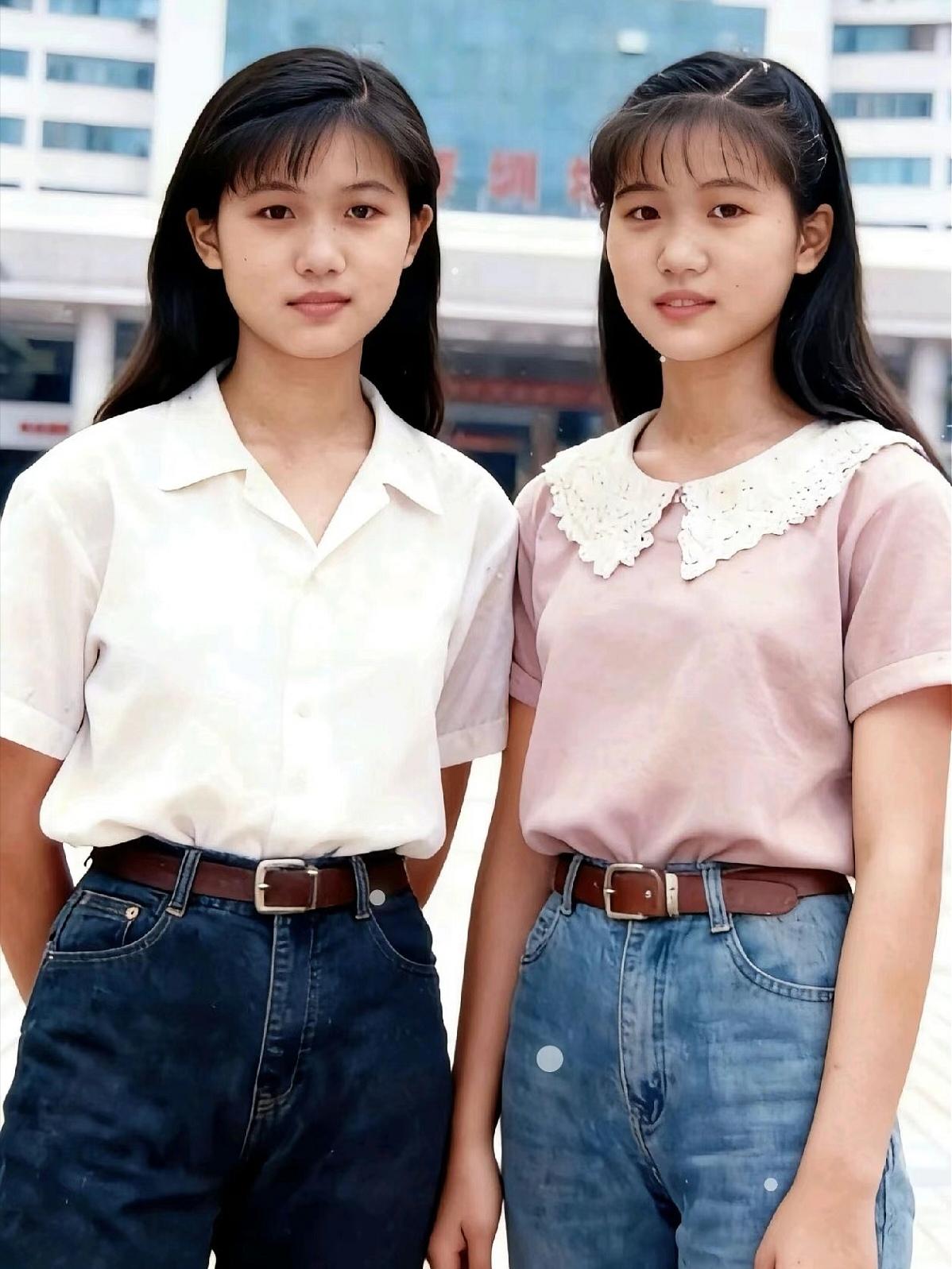 1998年，深圳打工的一对亲姐妹。左边是姐姐，右边是妹妹。姐姐沉稳老练，妹妹有点