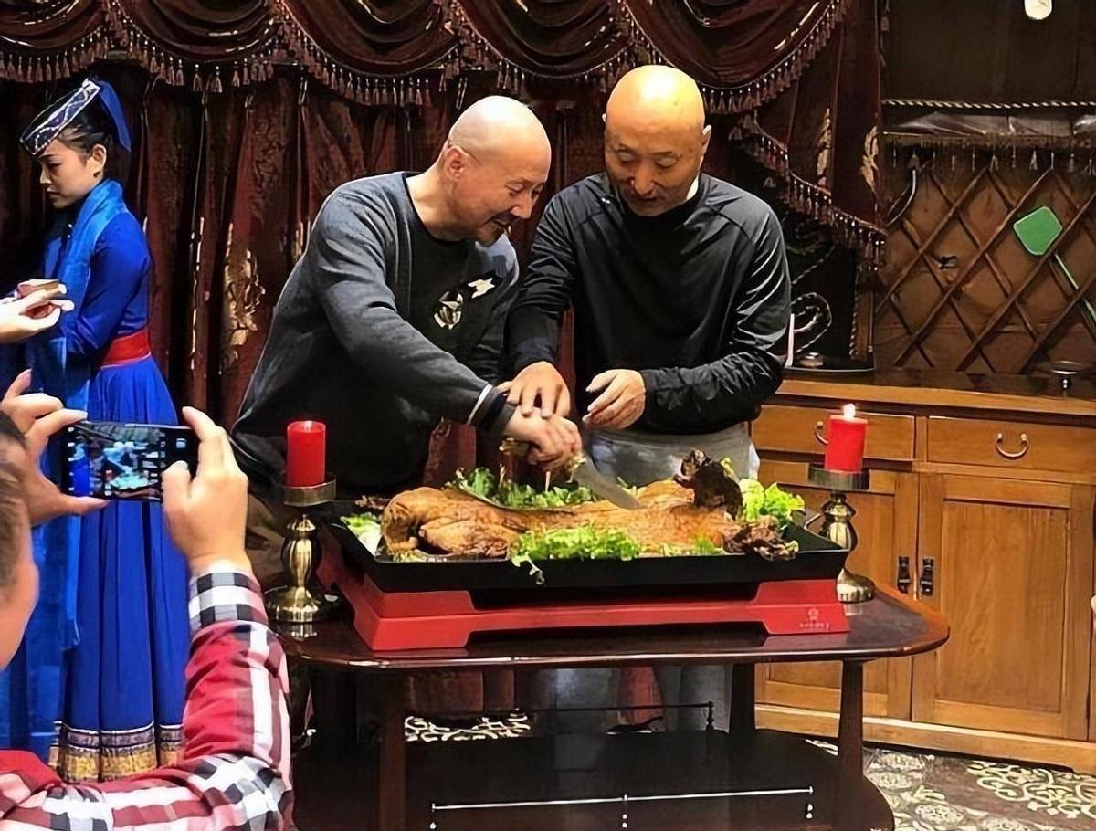 有一次，陈佩斯到内蒙古演出，刚下了飞机就受到了腾格尔的邀请:“老哥，来我家喝酒，