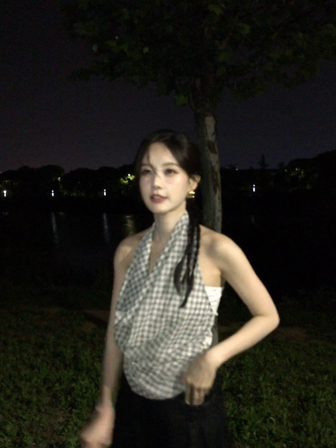 李一桐挂脖格子抹胸李一桐九格live 李一桐九格live，李一桐挂脖格子抹胸，谁