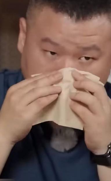 你发现了吗？
其实岳云鹏的反应并不快，
在相声舞台说的那么好全都是因为在台下对好
