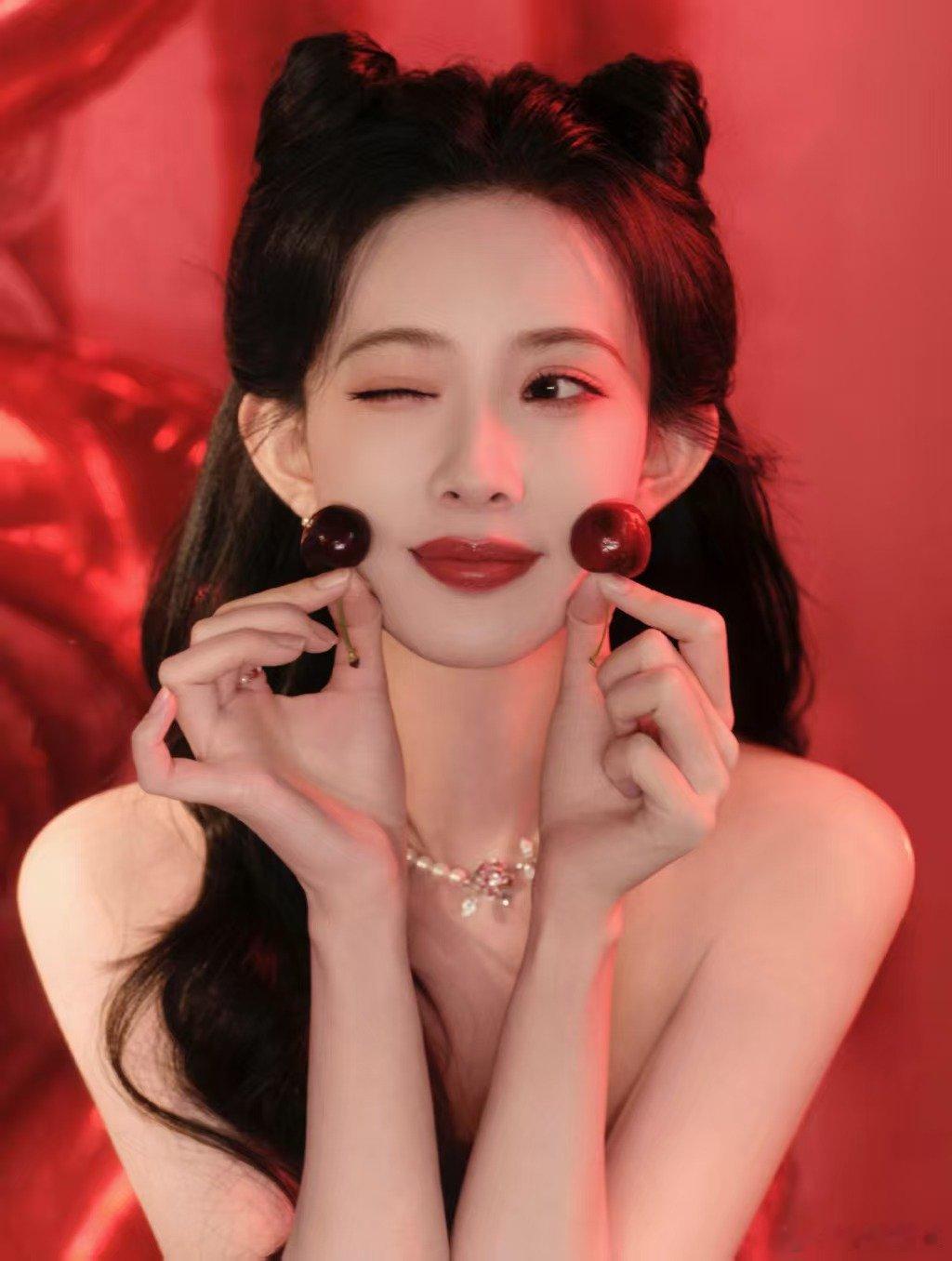 孟子义 今年桃花坞在聊孟子义灵动现身桃花坞，水灵灵畅聊不停歇，颜值与趣味双双在线