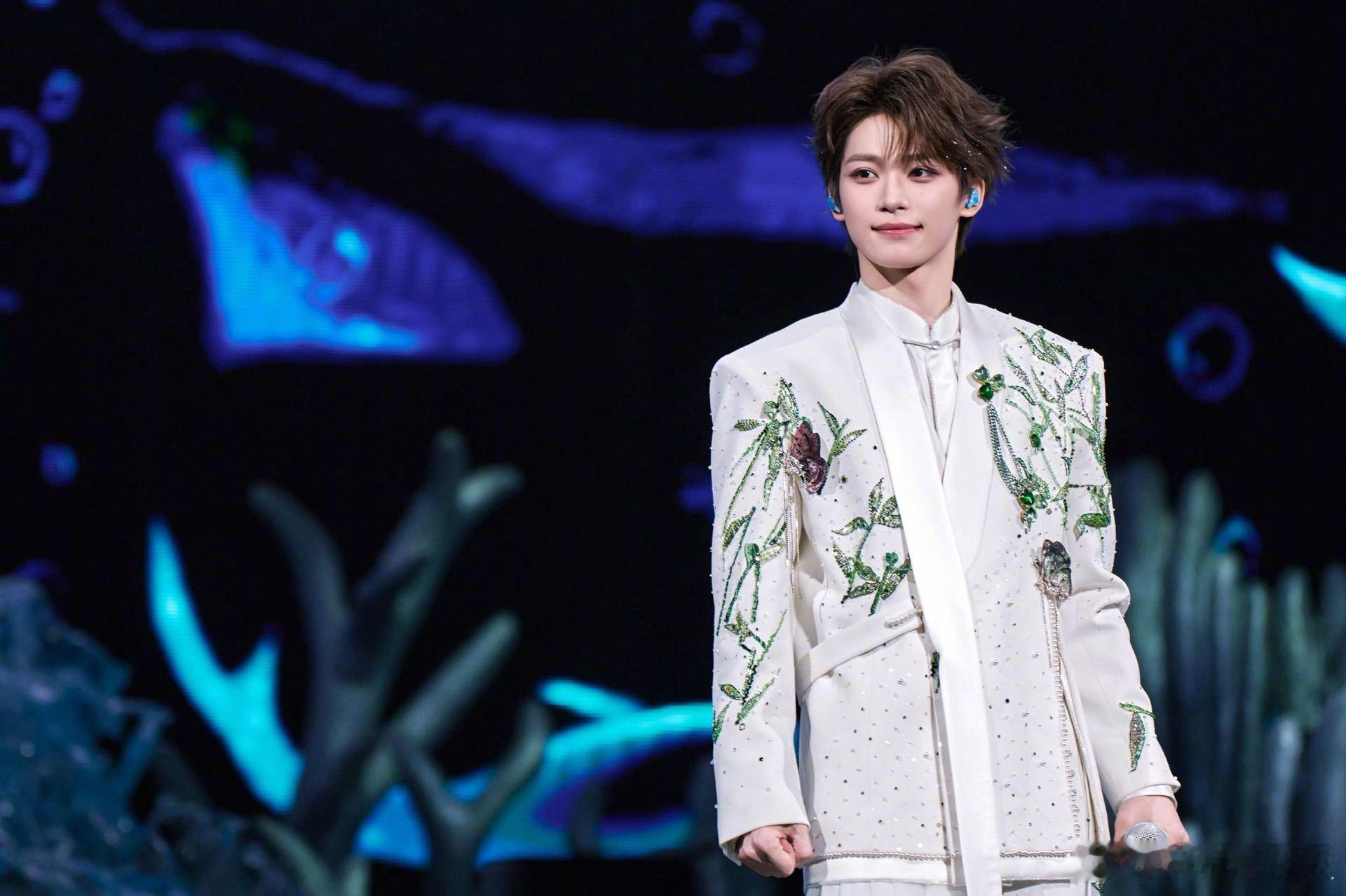 梓渝新歌故乡月 全新单曲《故乡月》正式上线！首次挑战国风舞台，用温柔嗓音勾勒出故