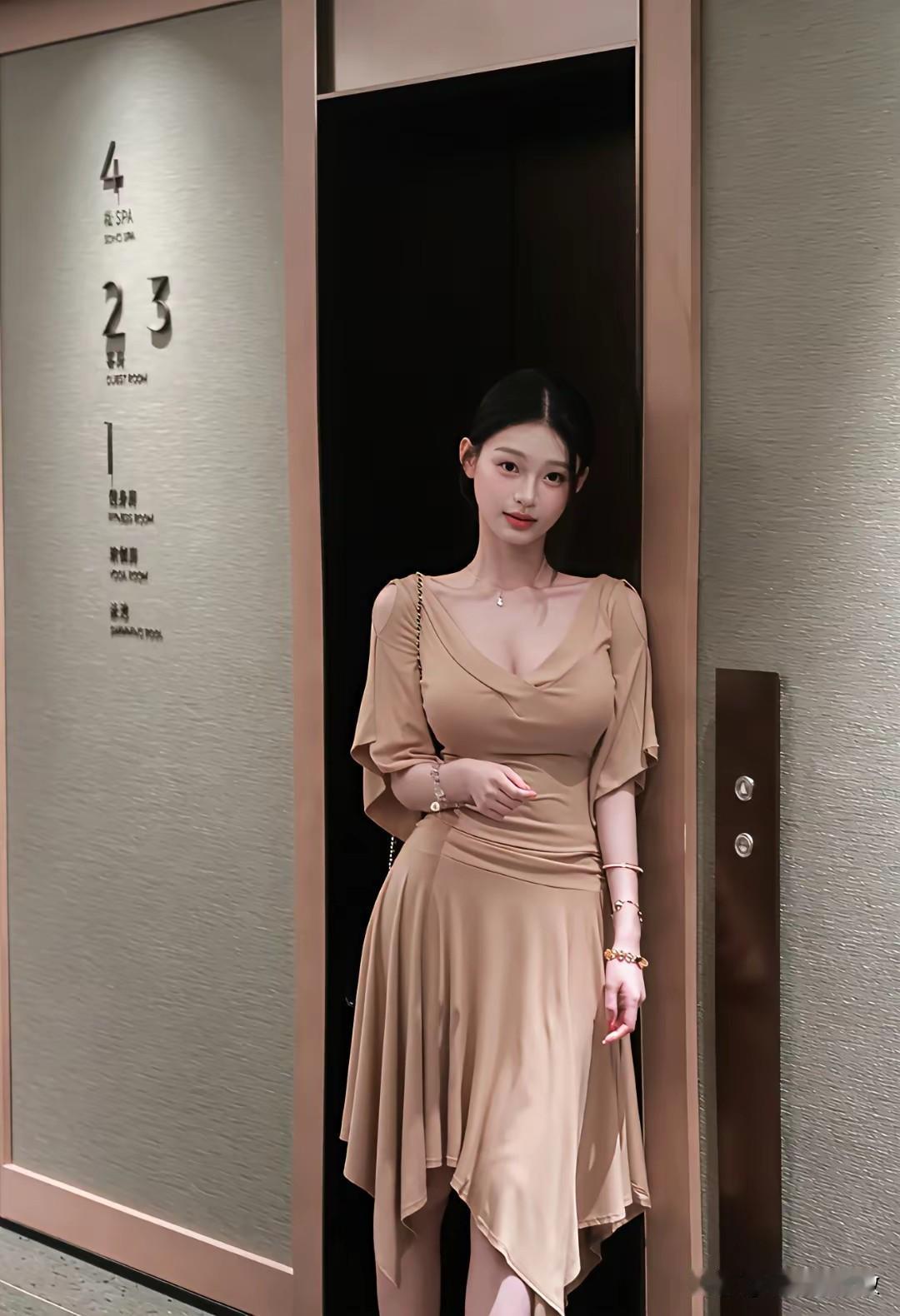 门掩春光里，美人倚门立。
