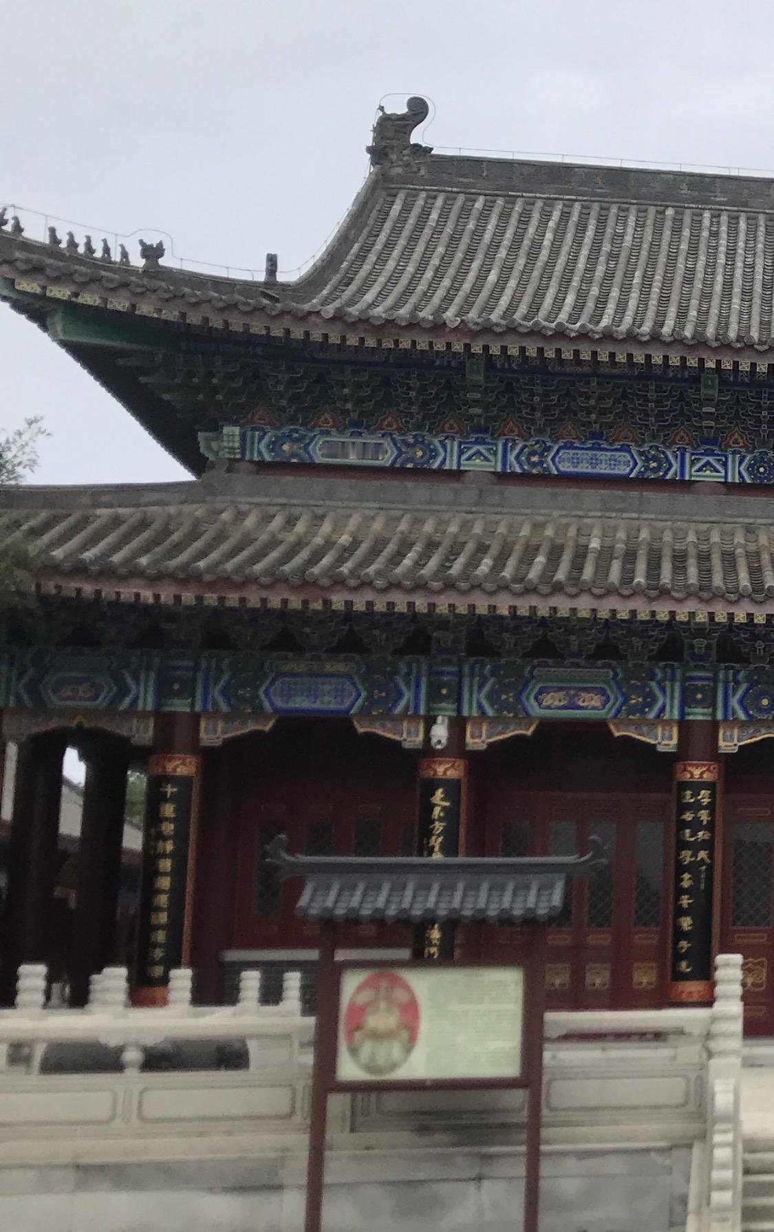 上联“云锁奇峰山隐寺”，描述出山雾裹着古寺的朦胧。
我对下联“烟笼深涧壑藏僧”，