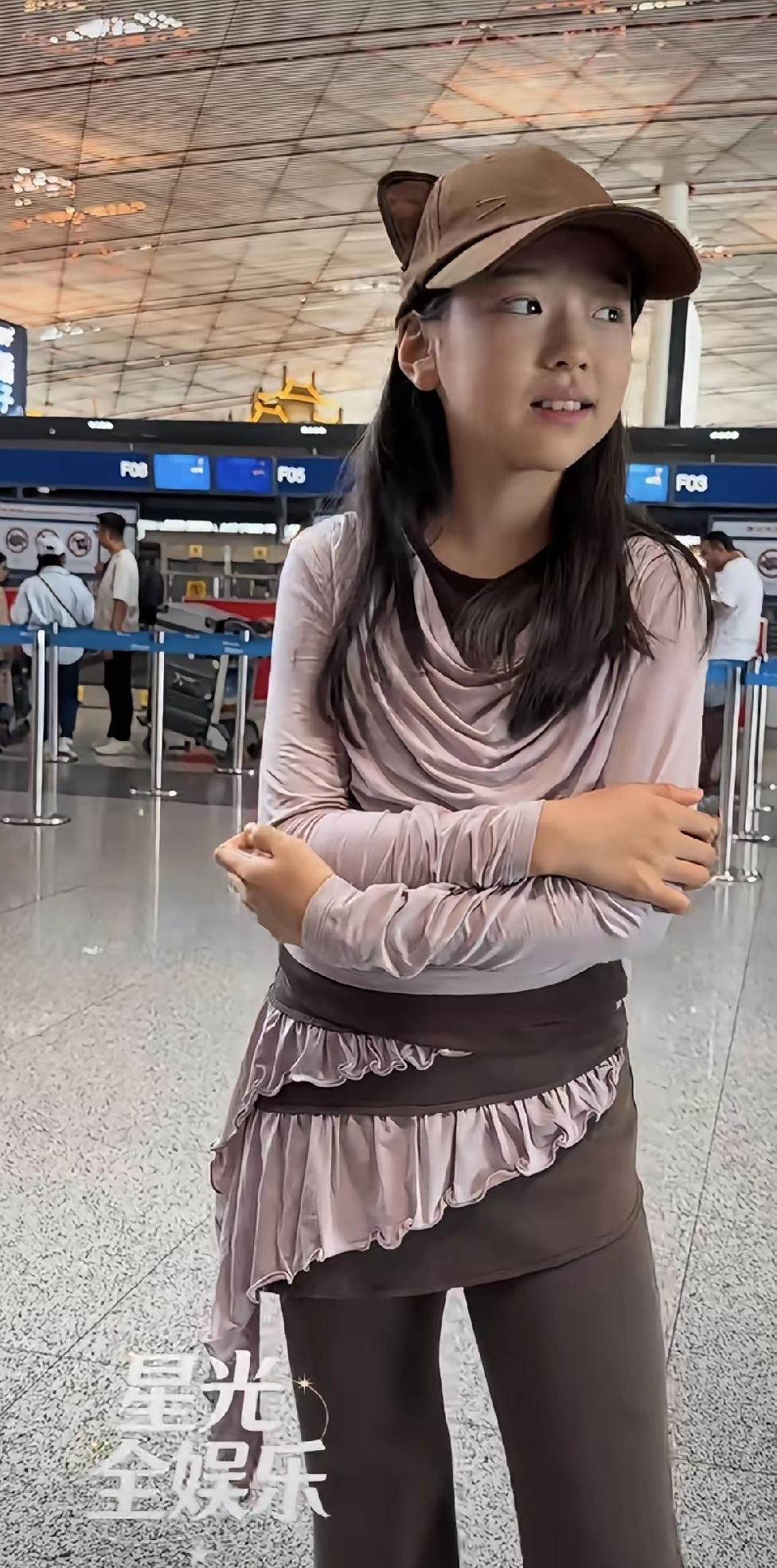 明星都不希望子女过度曝光，
小酒窝这么小就做牛马，她自己也不喜欢但被现实打败了。
