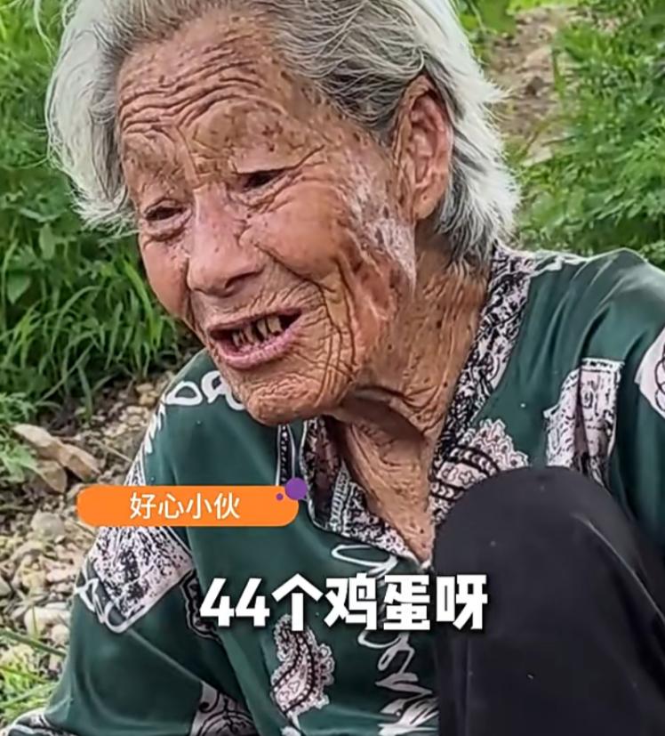 山东，1老人拎着半篮鸡蛋坐在路边等生意，男子见后想买，却因鸡蛋个数与老人吵了起来