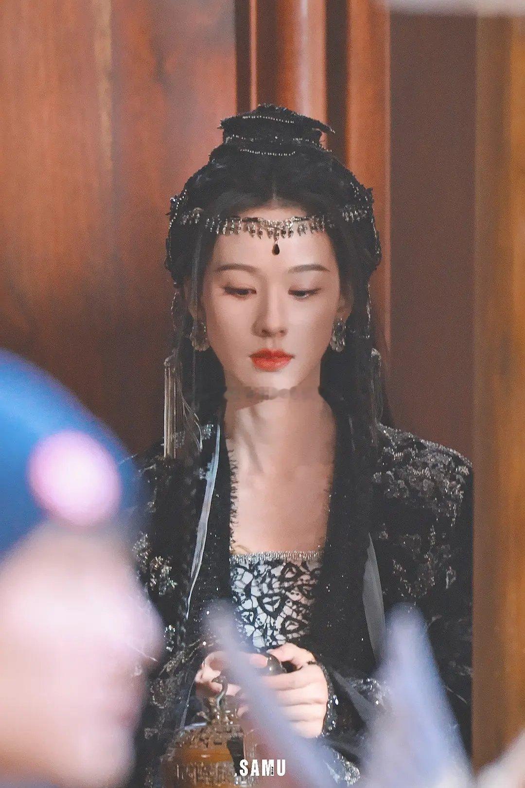 鞠婧祎和陈都灵的cpf发长文维权了，要求合体营业，拒绝刻意避嫌。 