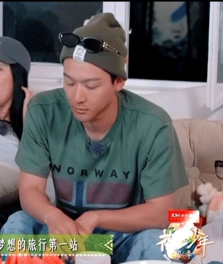 一抬手，别人就把你当朋友还是当领导？

张晚意在《花少》里抬手挠头、轻轻摆手，动