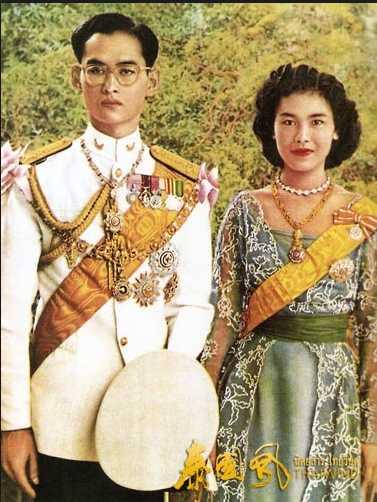 诗丽吉王后母亲是演员，发现了，诗丽吉王后也有当演员的潜质，一笑一颦尽显自信明媚。