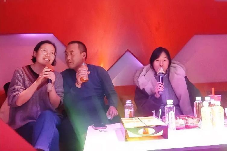 结婚16年了，还是不能跟老公在一起

晚上跟老公视频聊天，又提到户口的事，生气。