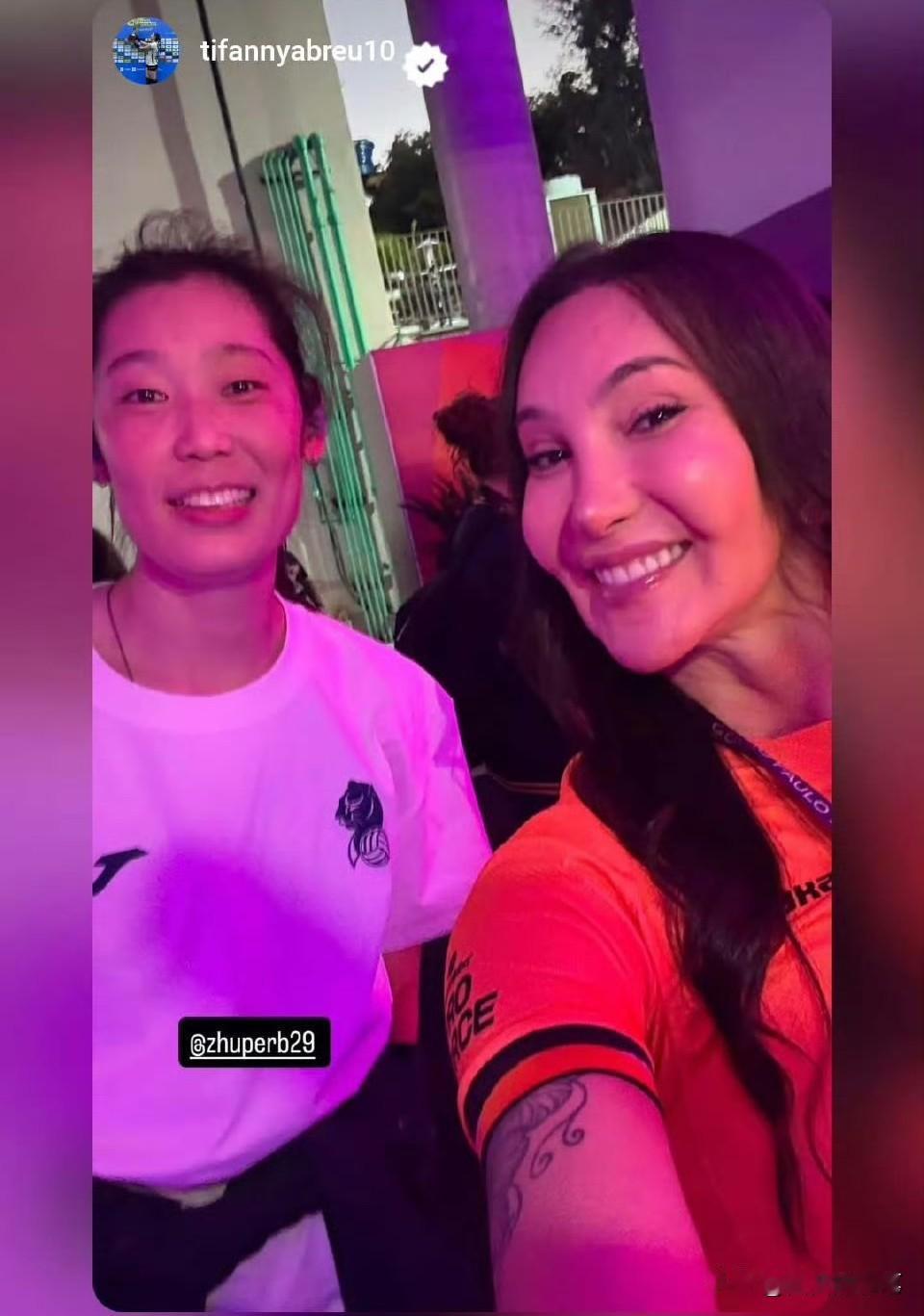 朱婷在巴西又被追星了[赞]
2025年12月11日，赛后，巴西奥萨斯库俱乐部球员