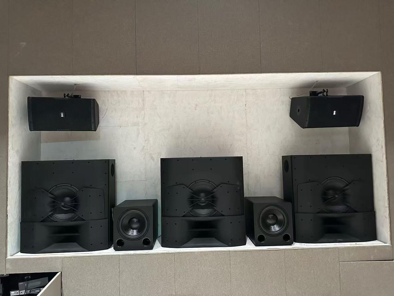 当音箱足够大，低音炮看起来也很小巧家庭影院