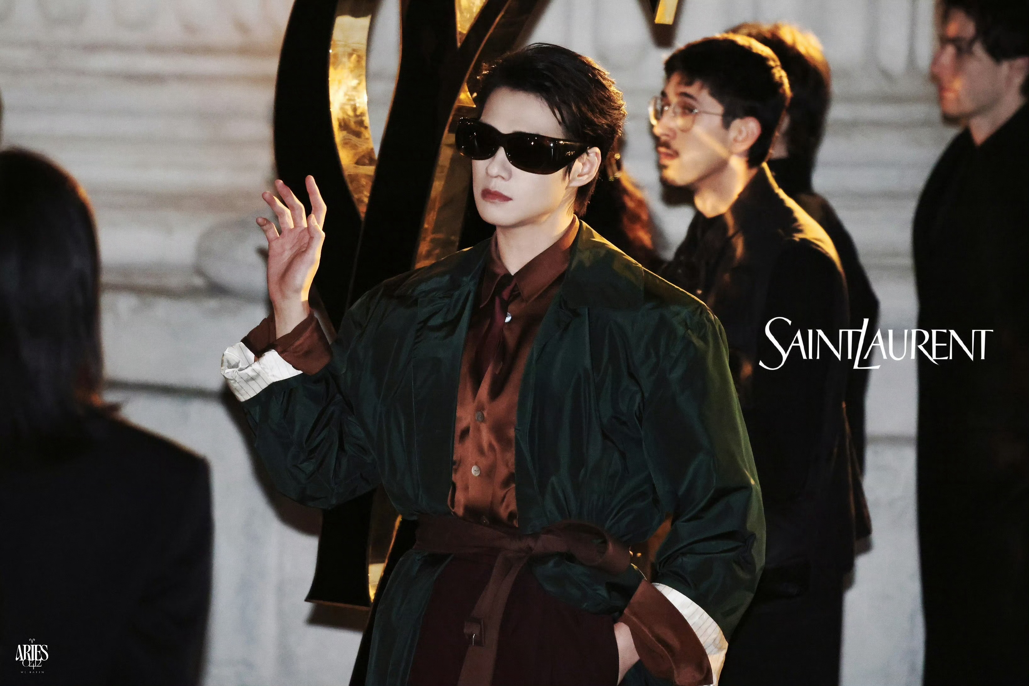 巴黎时装周魏大勋闪耀巴黎魏大勋 早早早！！！魏大勋就这样墨镜一戴，闪耀巴黎时装周