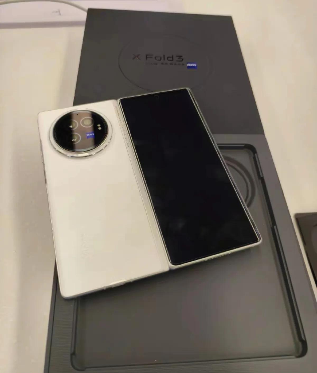 vivo X Fold3 折叠屏比我直屏还轻！
蓝厂不简单，只说重点
219g比