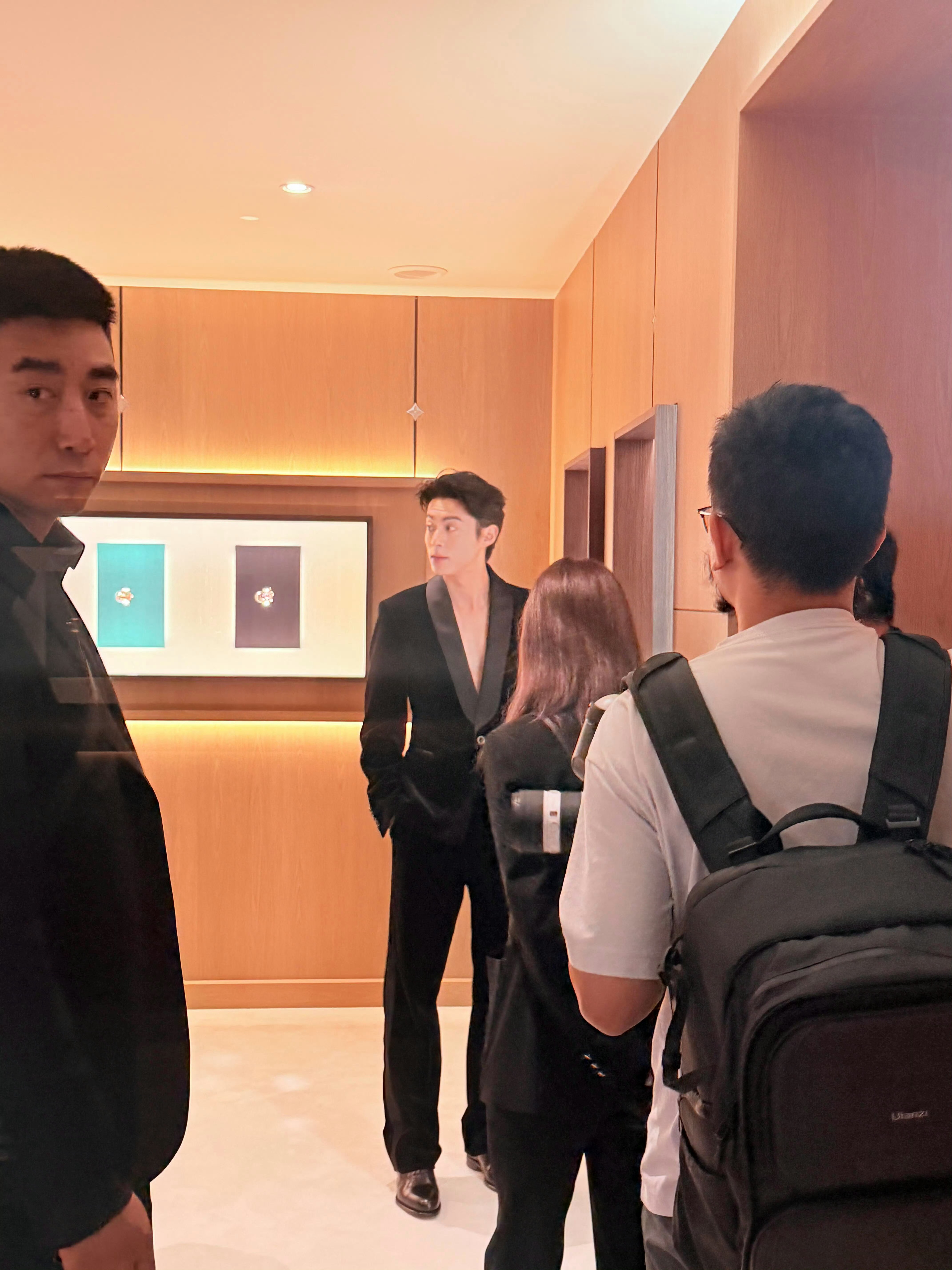 王鹤棣胸口纹身到底是谁在现场啊～斯哈斯哈这个V太优越了