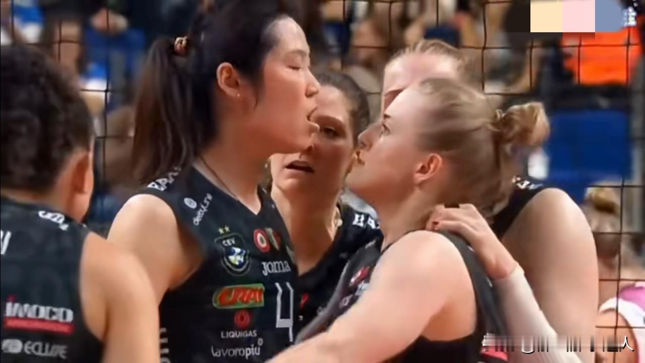 2025欧冠第三场
朱婷这庆祝架势
像要和队友打架
笑死人了[捂脸]
…
朱婷