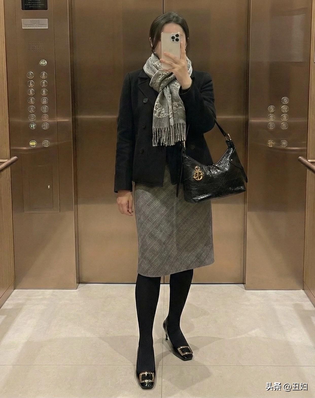 同时，她们还散发着温柔体贴的母性光辉，在孕育和抚养子女中，懂得关爱他人，成为家人