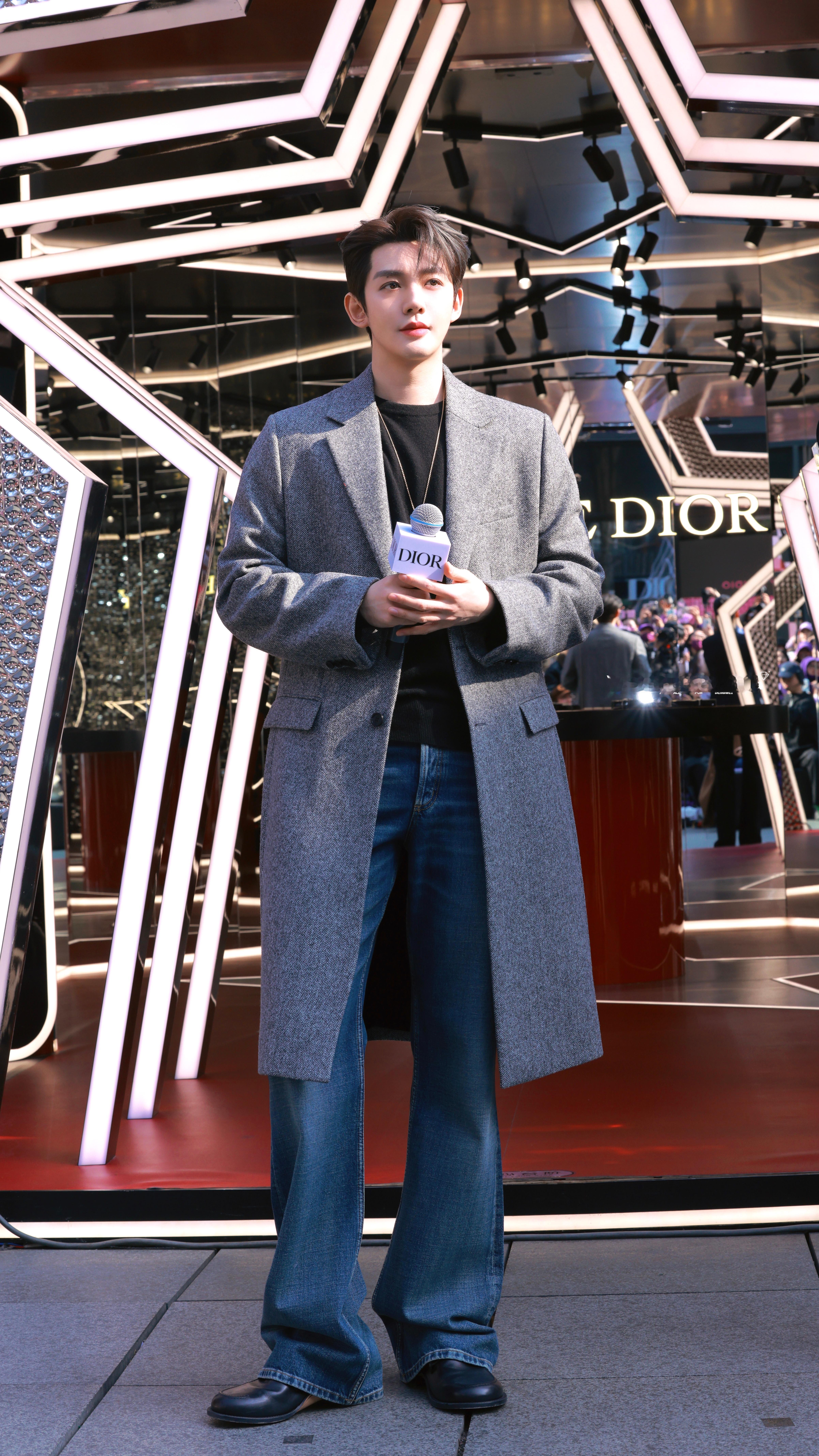 谁懂这逆天的大长腿啊 超绝的九头身比例