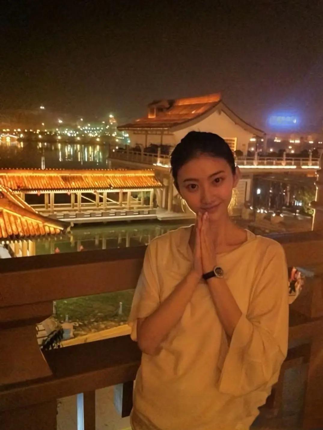 真的太西棠了 时光滤镜下的优雅格外动人 像翻到小说里压花的缎面书签…✨ ​​​