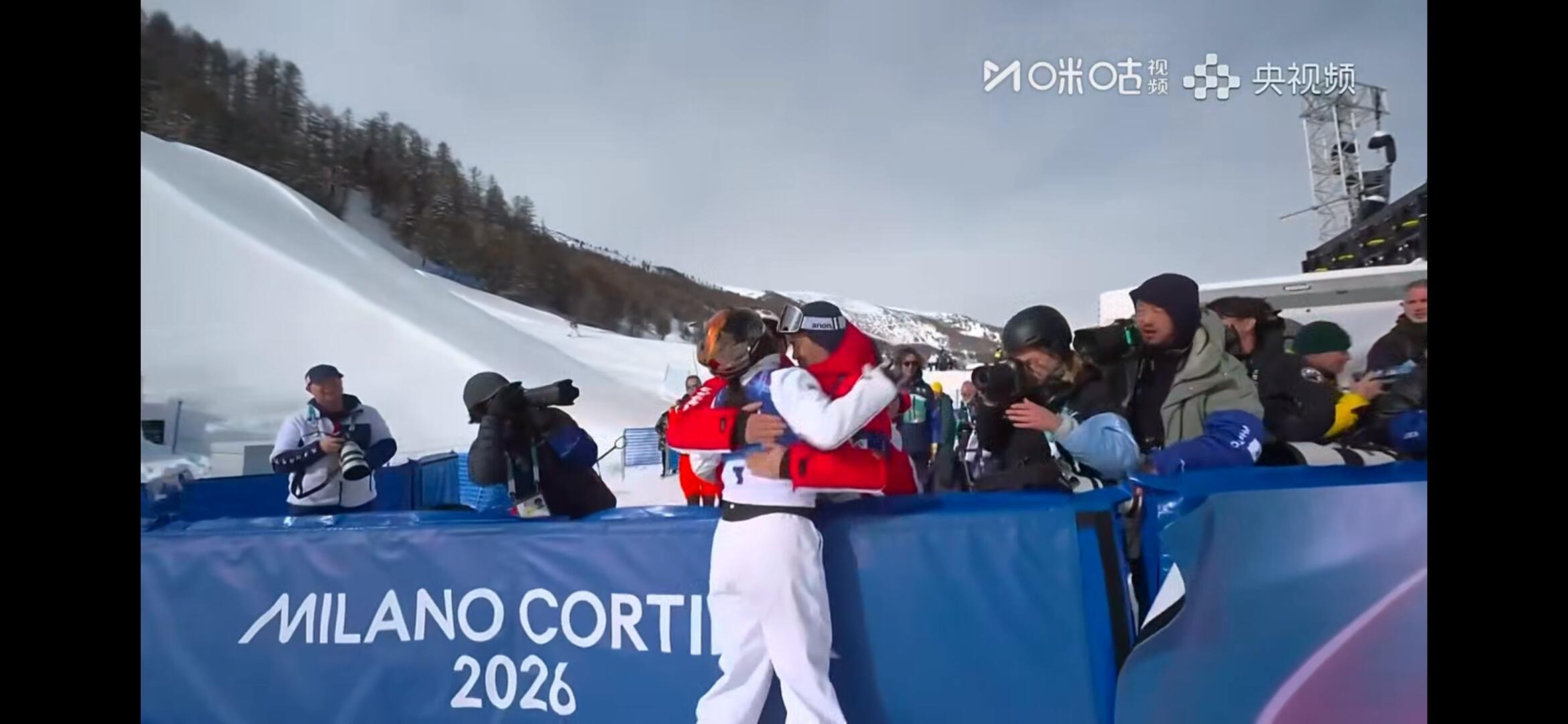 徐梦桃金牌徐梦桃！卫冕冠军🏅啊啊啊一下子两块奖牌！中国队太棒啦！其实原本以为金