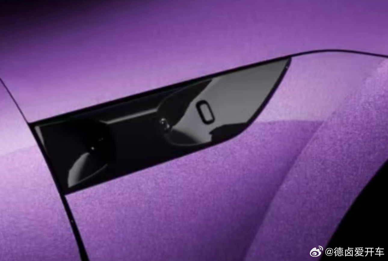 MG07看起来也有电动前备箱，侧面摄像头旁边是个开关按键，这个一般是用于前备箱的