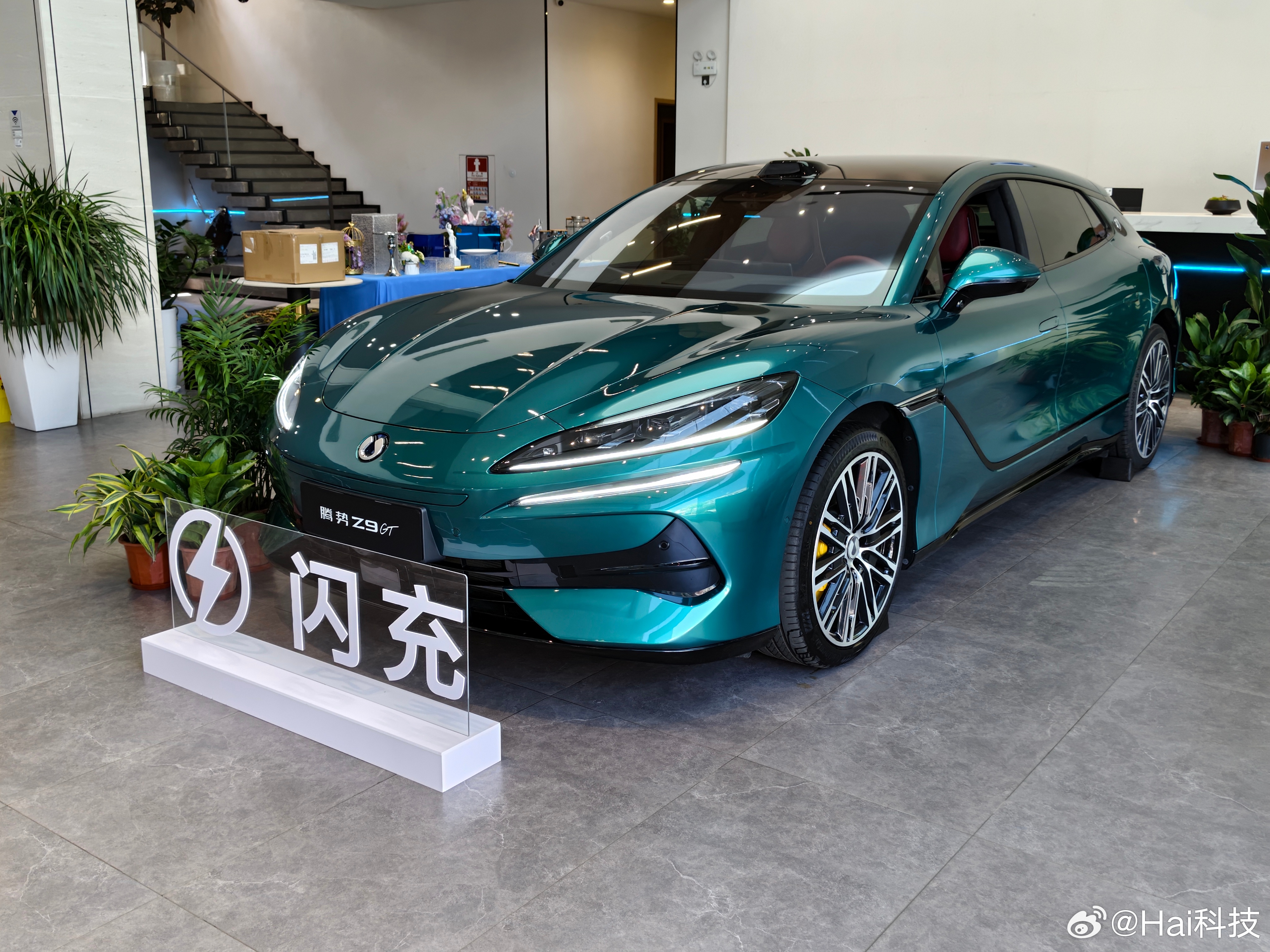 全新腾势Z9GT纯电续航1036公里，第二代刀片电池+闪充9分05秒就补能至10