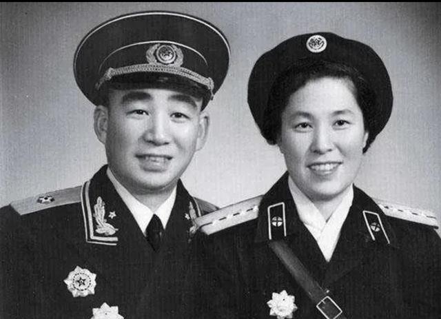 1956年，开国少将易耀彩带着妻子衣锦还乡，没想到，刚进村就看见了自己当年的童养