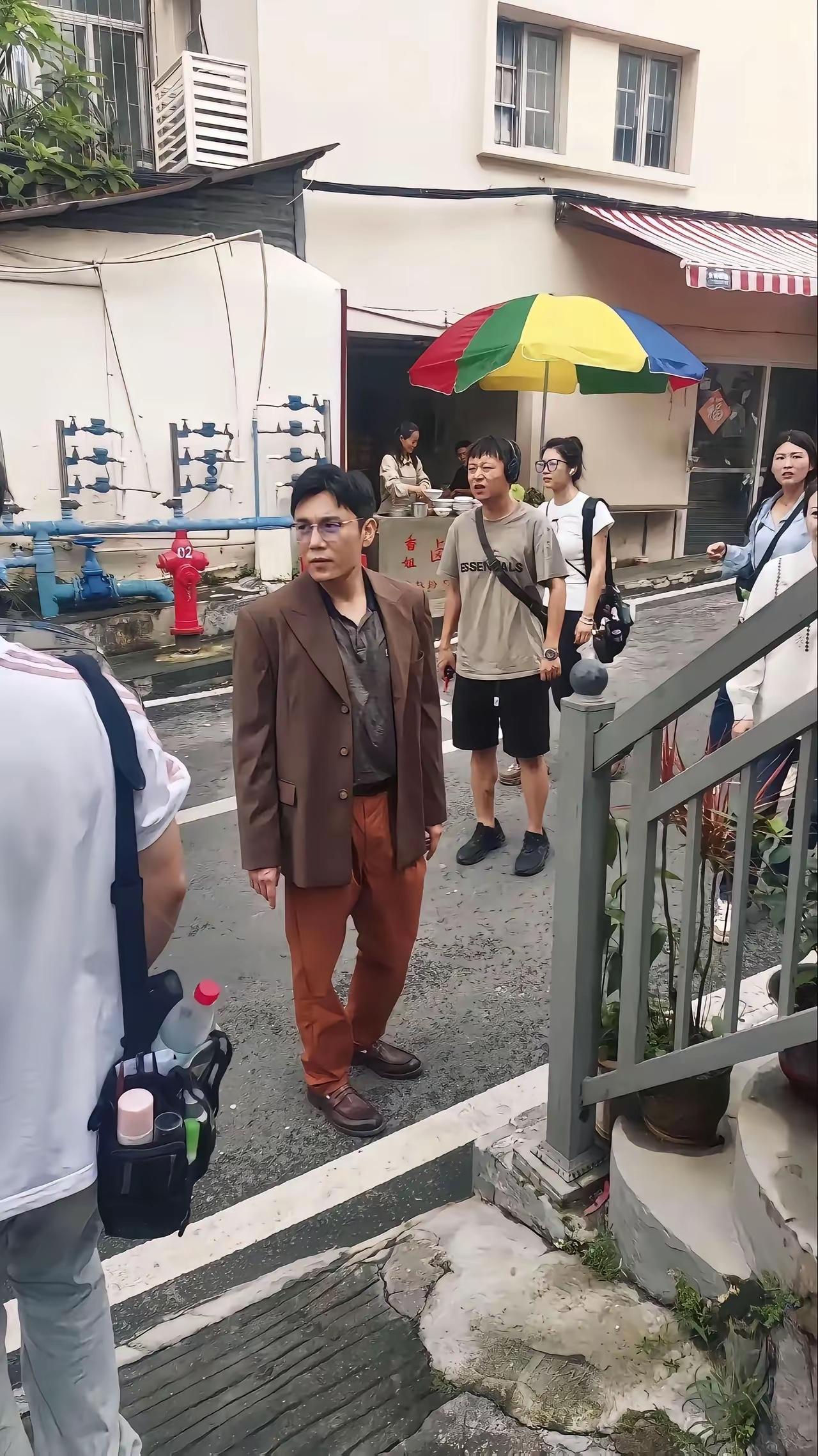 秦昊穿的服装，非常有气质