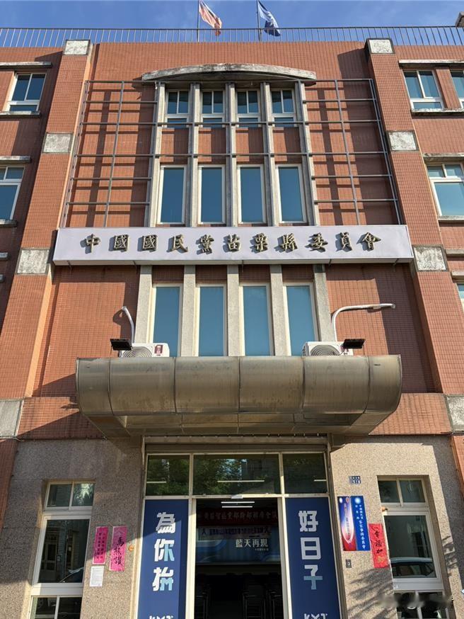 今（15）日国民党苗栗县党部统计共有8位乡镇市长登记：
苗栗市余文忠
头份市徐功