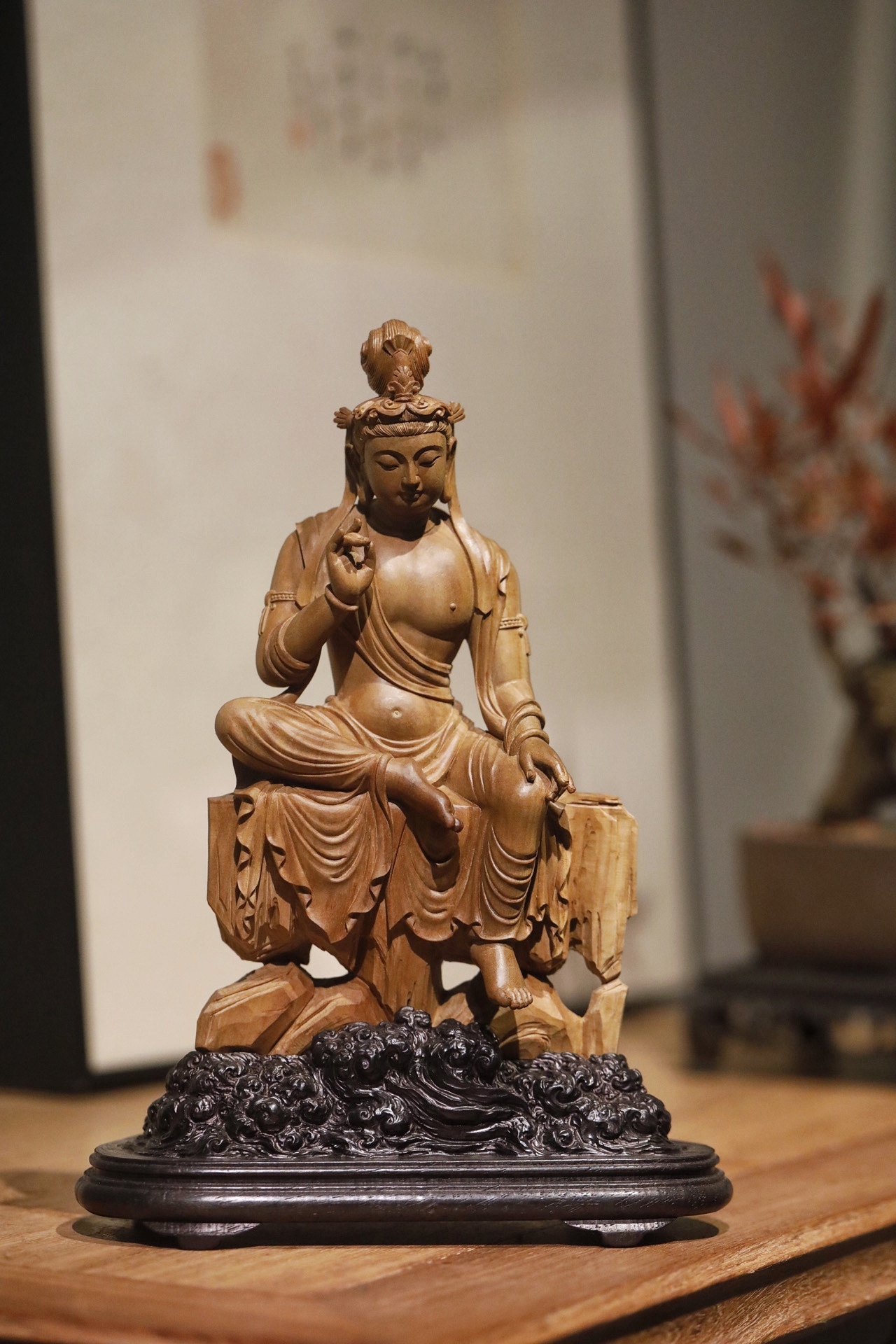 老山檀香｜自在观音菩萨整料清刀制像，观音呈自在坐相，面容慈和，眉眼低垂含悯，衣袂