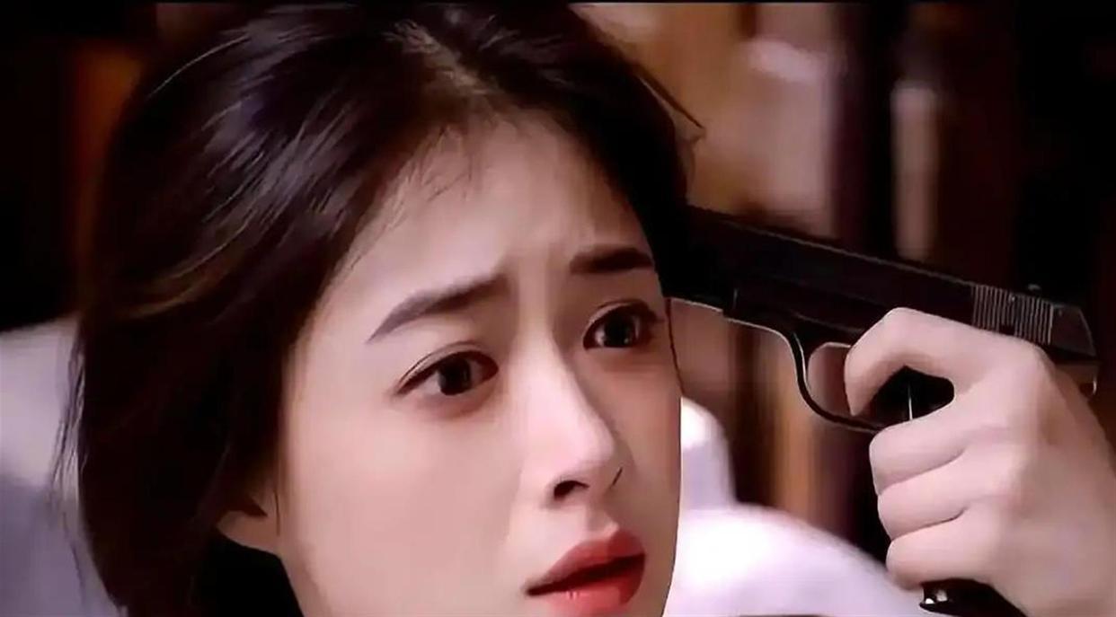 谍战剧终于不侮辱智商了！《秋莲》蒋欣演活了一个被出身困住的女人，靳东特别出演只是