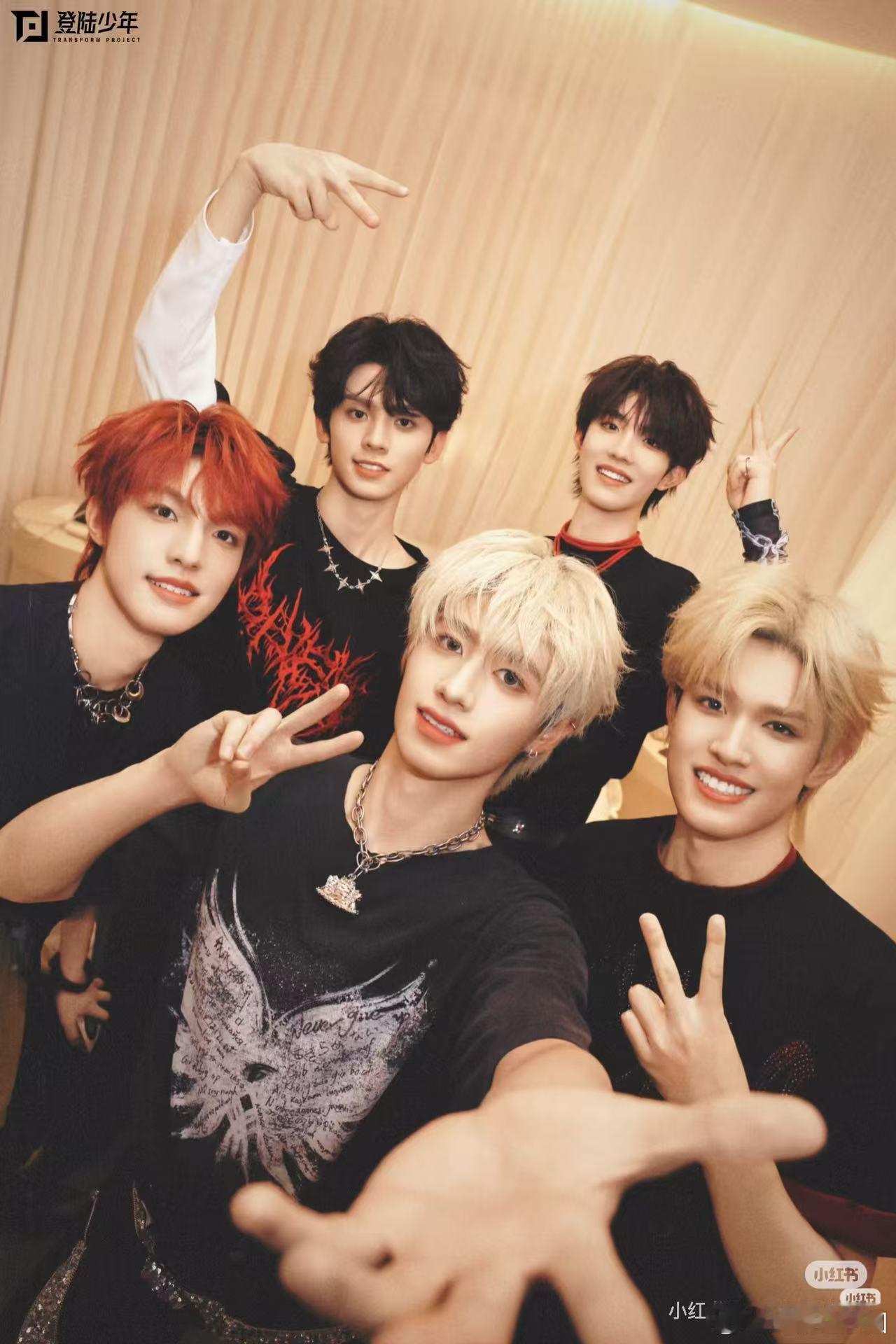 登陆少年演唱会开场直拍继续走花路吧！登陆少年演唱会一定要顺利哦～ 