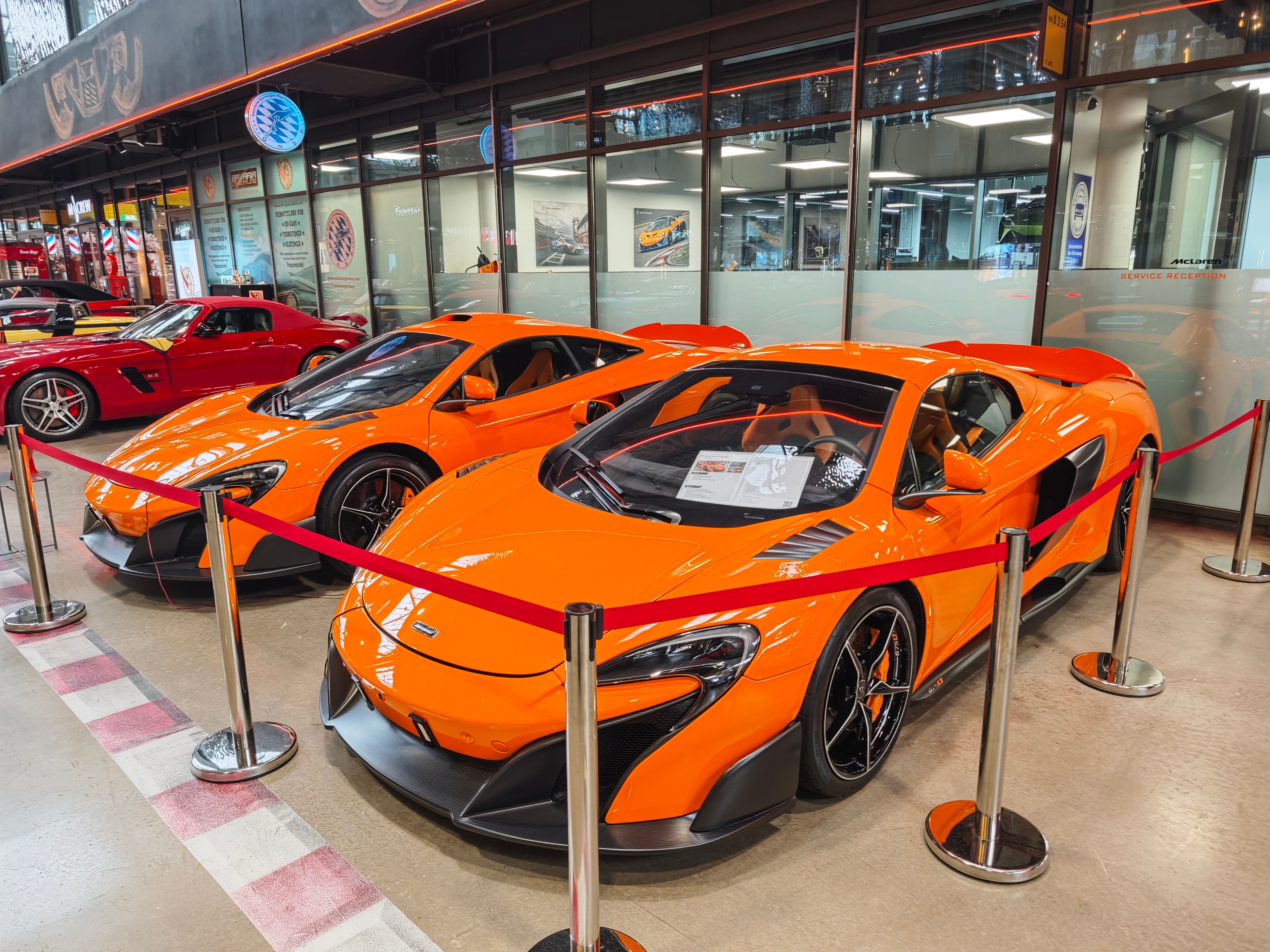 几年前Motorworld刚开业时就见过这两辆675 LT，一辆硬顶一辆敞篷，都