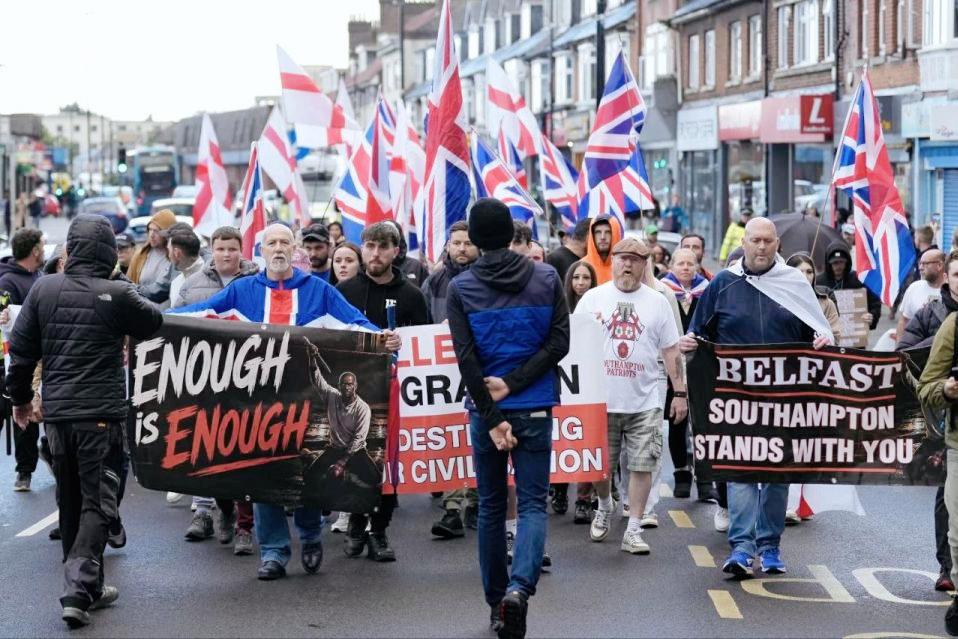 贝尔法斯特苏丹难民刺伤英国男子的吓人镜头在网上传播后，英国抗议者的怒火从北爱尔兰
