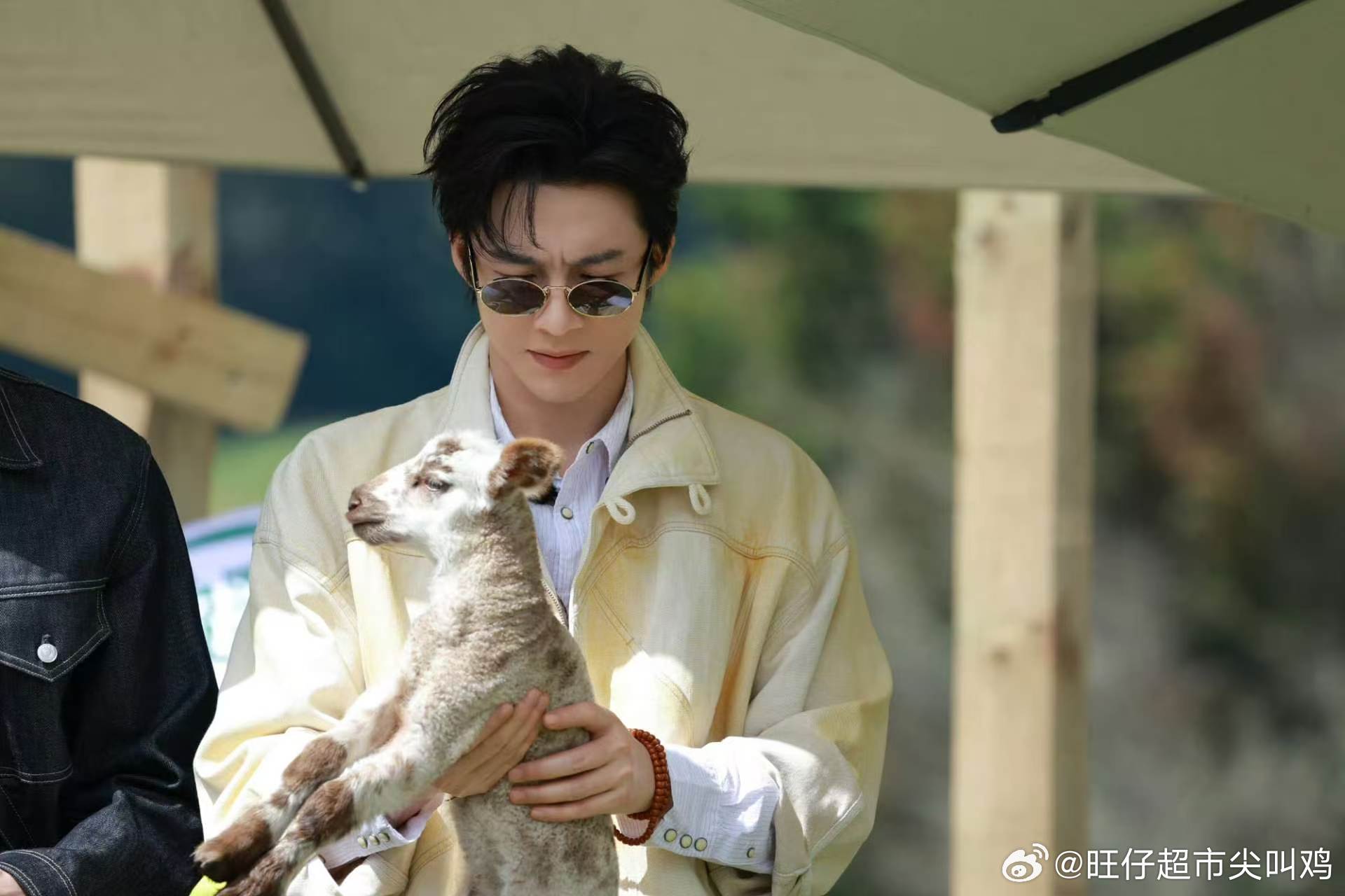 郭京飞说刘宇宁又有颜值又有智商刘宇宁对夸奖的配得感地球超新鲜 郭京飞夸刘宇宁的时