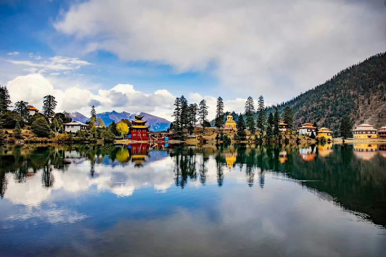 甘孜，藏在川西的秘境天堂四季皆景，随手一拍都是壁纸级的画面。 